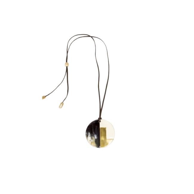 Pendentif bicolore rond corne noire laque ivoire et laiton