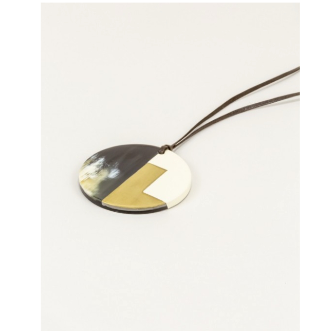 Pendentif bicolore rond corne noire laque ivoire et laiton – Image 3