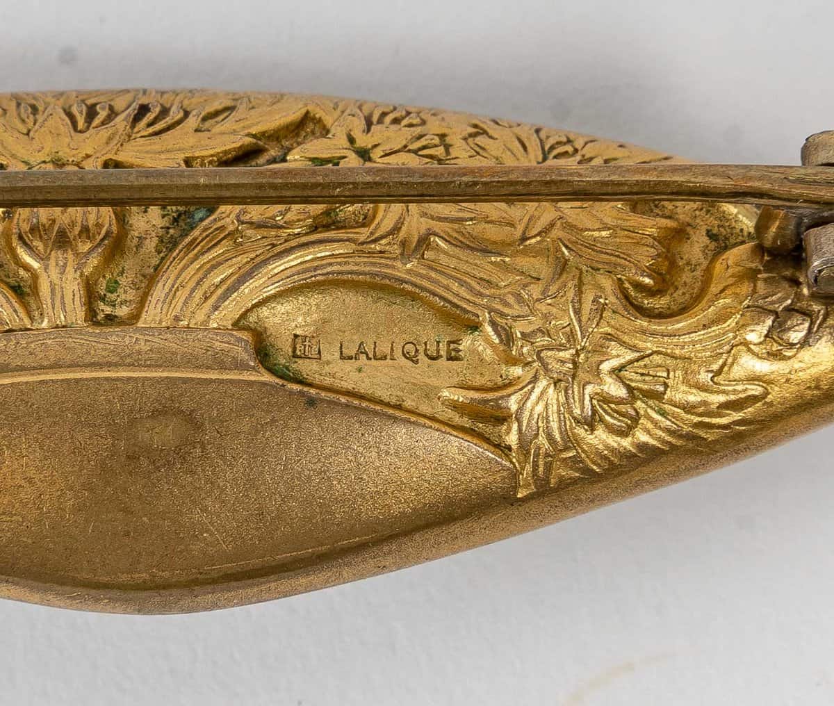 1913 René Lalique – Broche Vase De Bluets Verre Blanc Patiné Bleu Sur Clinquant Argent – Image 4