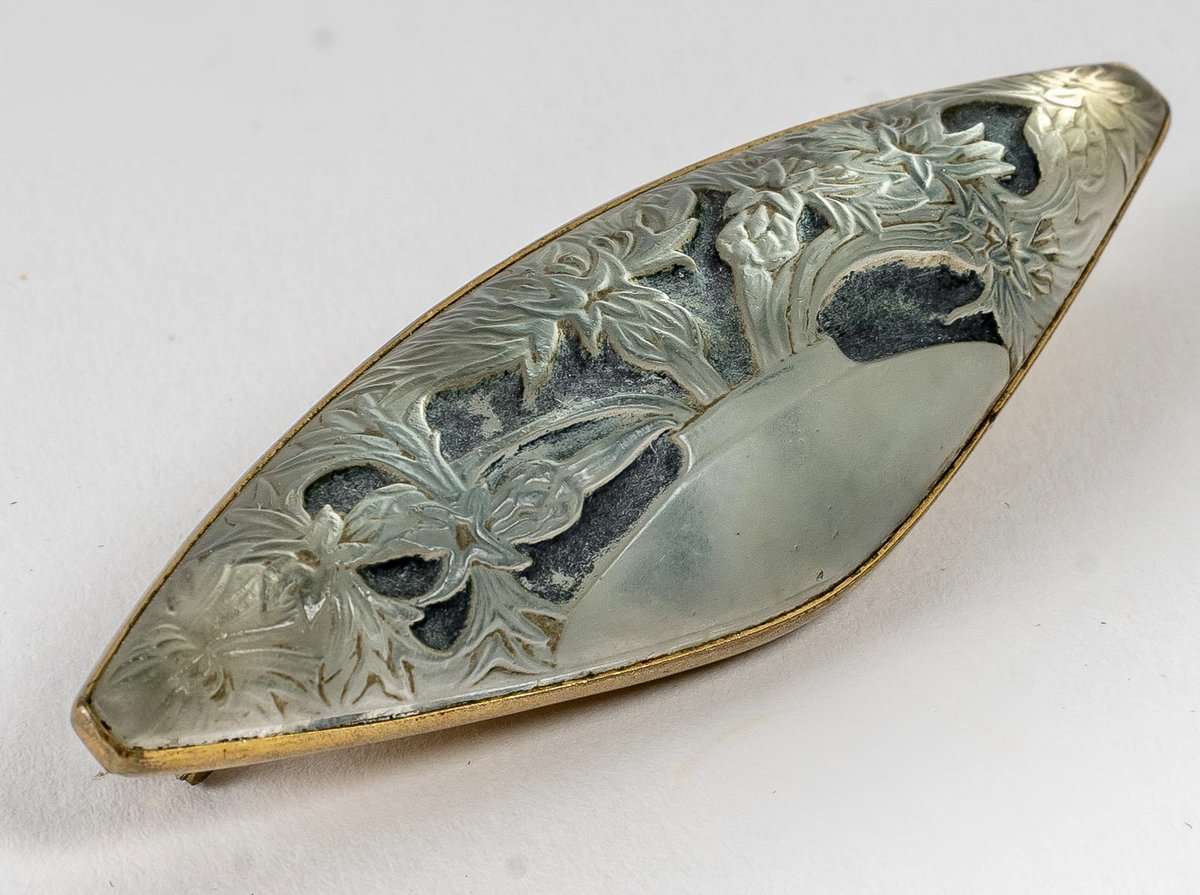 1913 René Lalique – Broche Vase De Bluets Verre Blanc Patiné Bleu Sur Clinquant Argent – Image 2