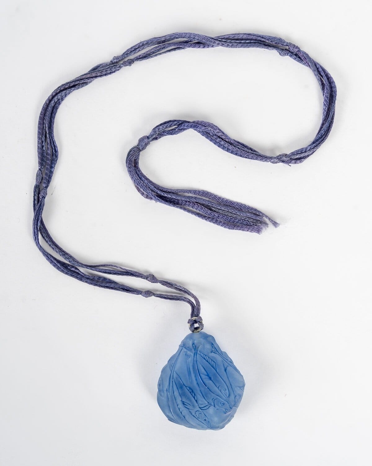 1912 René Lalique – Pendentif Poissons Verre Bleu Patiné Blanc – Image 2