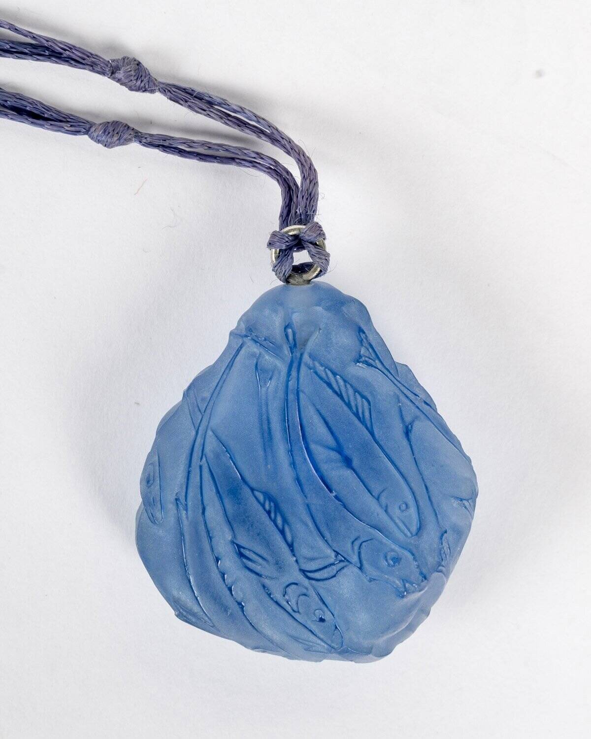 1912 René Lalique – Pendentif Poissons Verre Bleu Patiné Blanc – Image 3