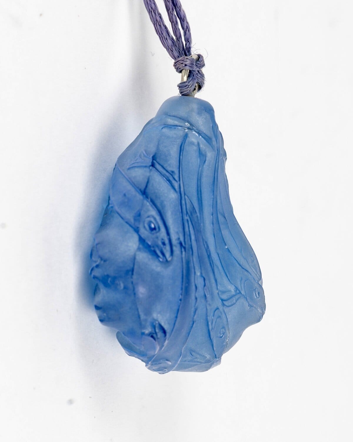 1912 René Lalique – Pendentif Poissons Verre Bleu Patiné Blanc – Image 5