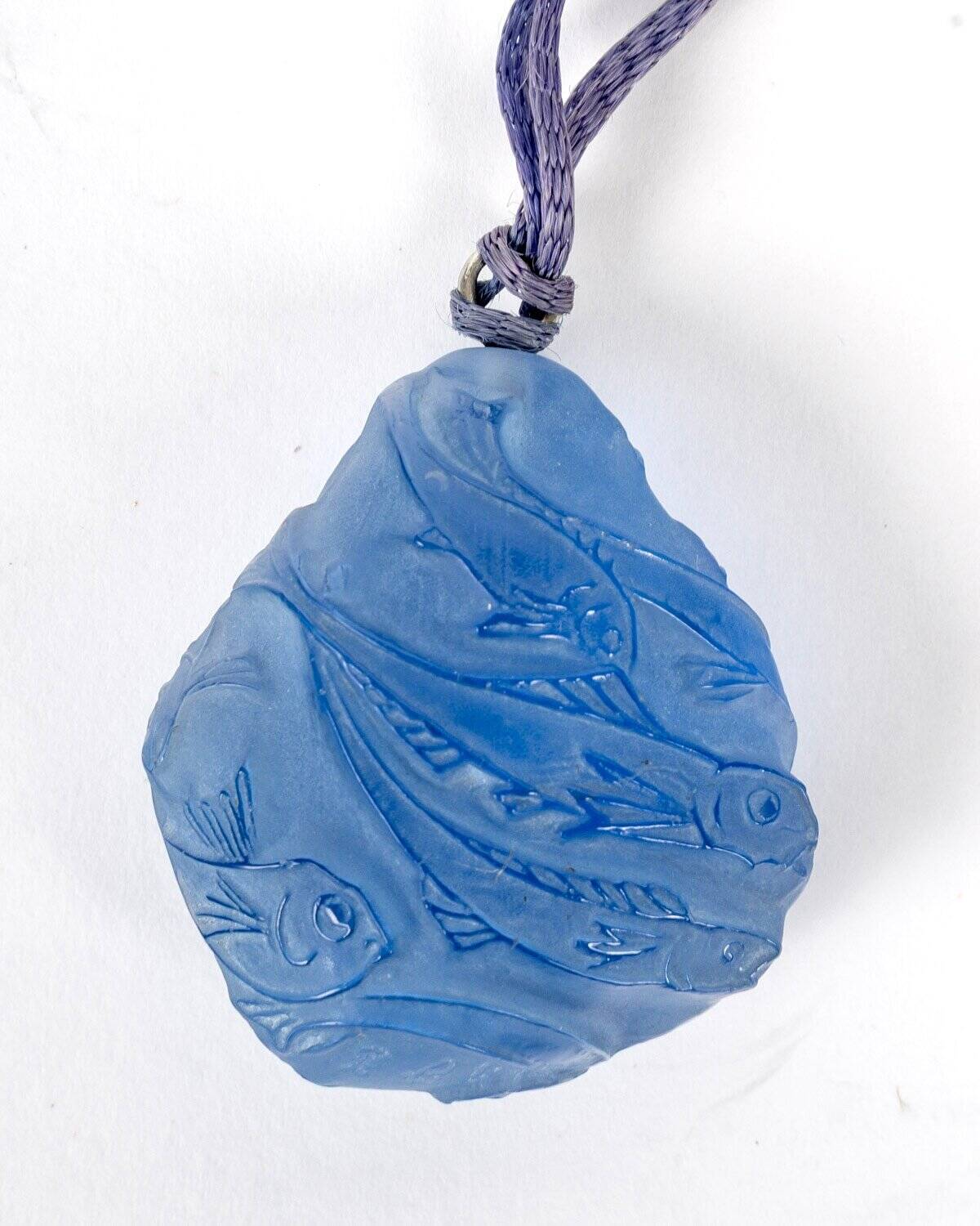 1912 René Lalique – Pendentif Poissons Verre Bleu Patiné Blanc