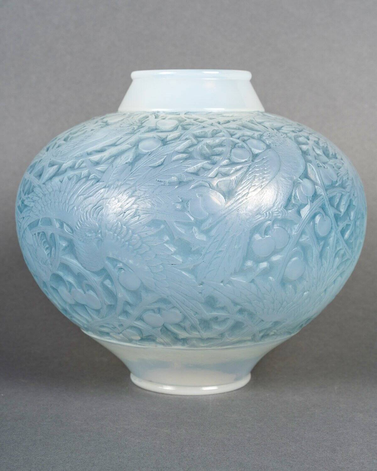 1924 René Lalique – Vase Aras Verre Opalescent Patiné Bleu