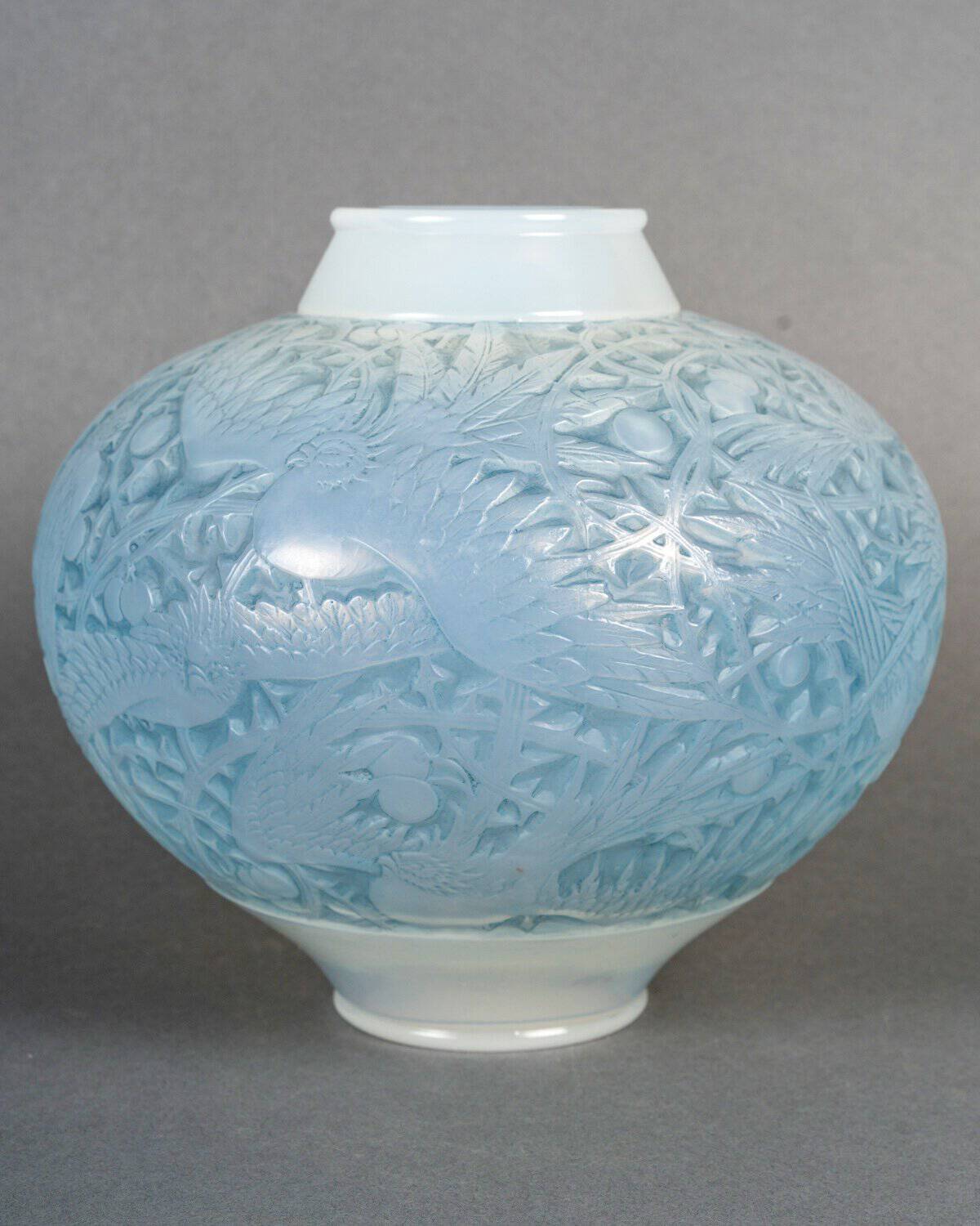 1924 René Lalique – Vase Aras Verre Opalescent Patiné Bleu – Image 2