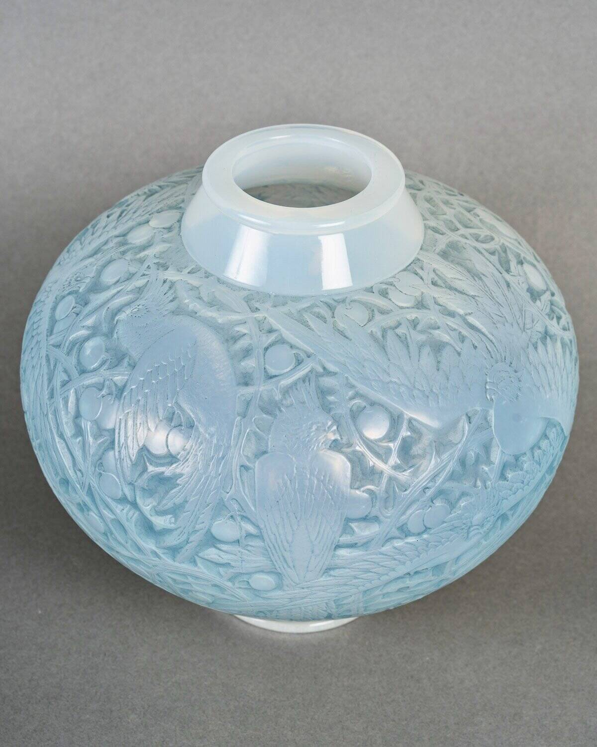 1924 René Lalique – Vase Aras Verre Opalescent Patiné Bleu – Image 3