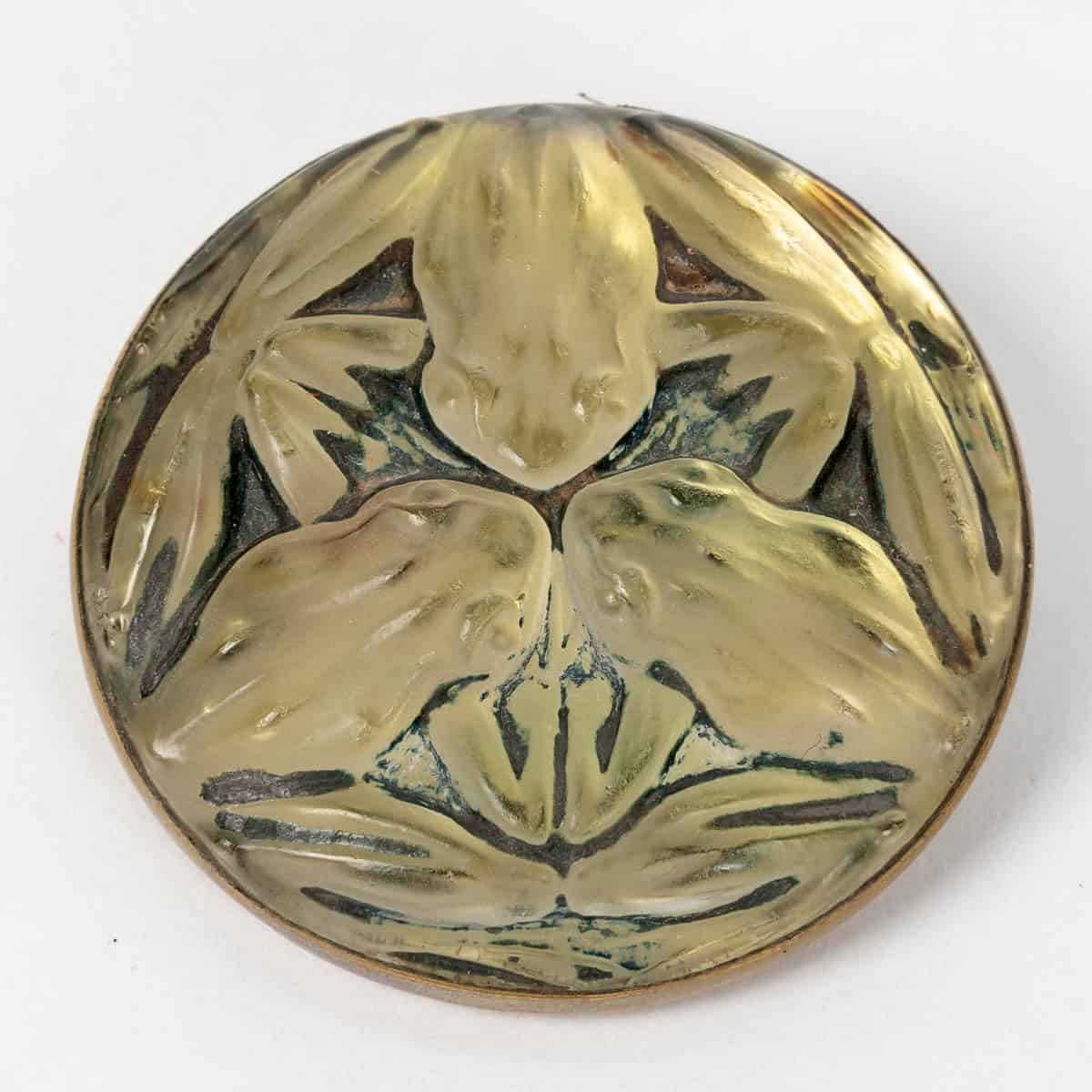 1911 René Lalique – Broche Grenouilles Verre Blanc Patiné Vert Sur Clinquant Jaune