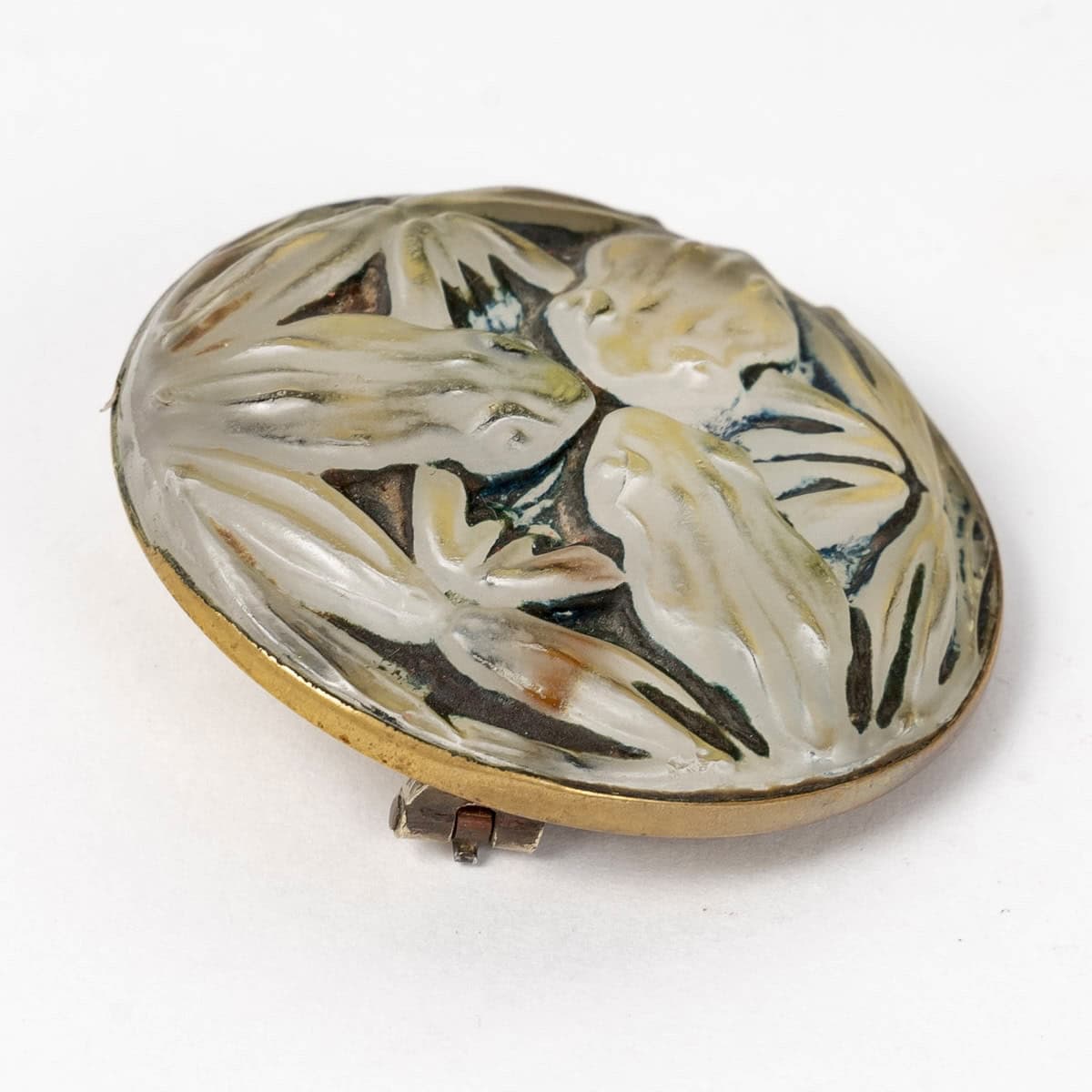 1911 René Lalique – Broche Grenouilles Verre Blanc Patiné Vert Sur Clinquant Jaune – Image 2