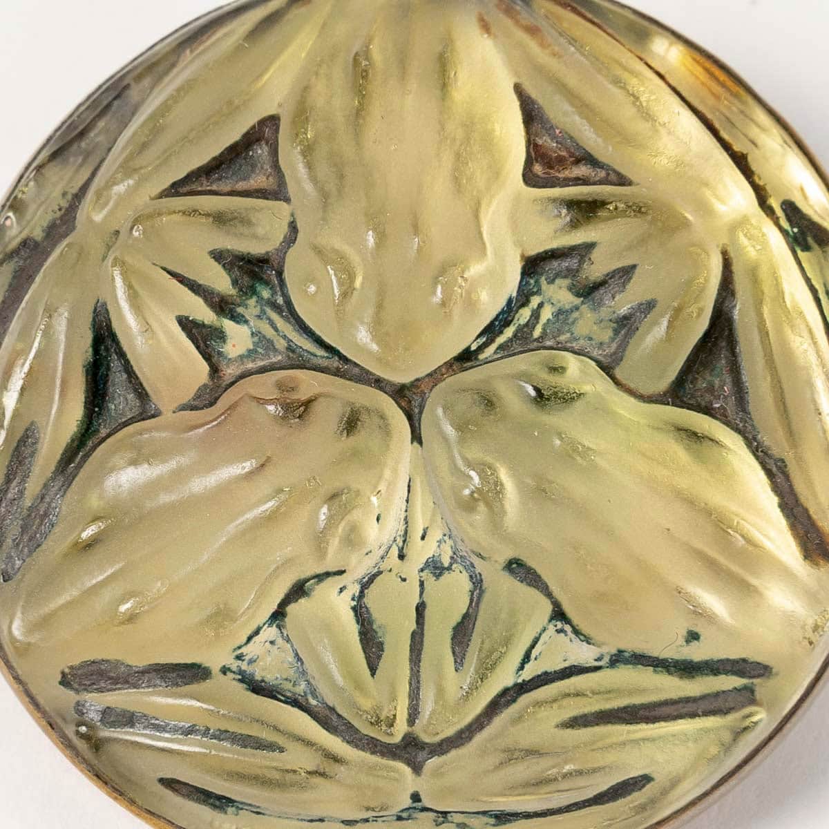 1911 René Lalique – Broche Grenouilles Verre Blanc Patiné Vert Sur Clinquant Jaune – Image 4