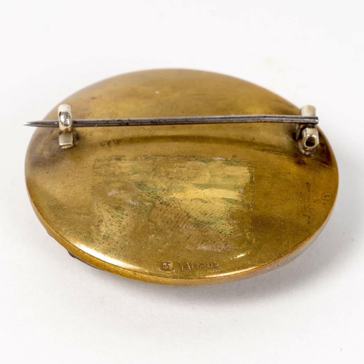 1911 René Lalique – Broche Grenouilles Verre Blanc Patiné Vert Sur Clinquant Jaune – Image 6