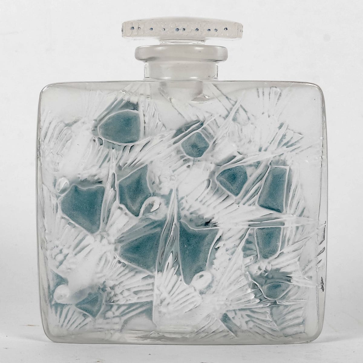 1920 René Lalique – Flacon Carré Plat Hirondelles Verre Blanc Patiné Bleu